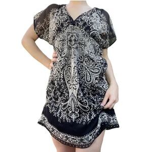 Angie Black/Beige Smocked Short Sleeve V-Neck Tunic. Size Medium